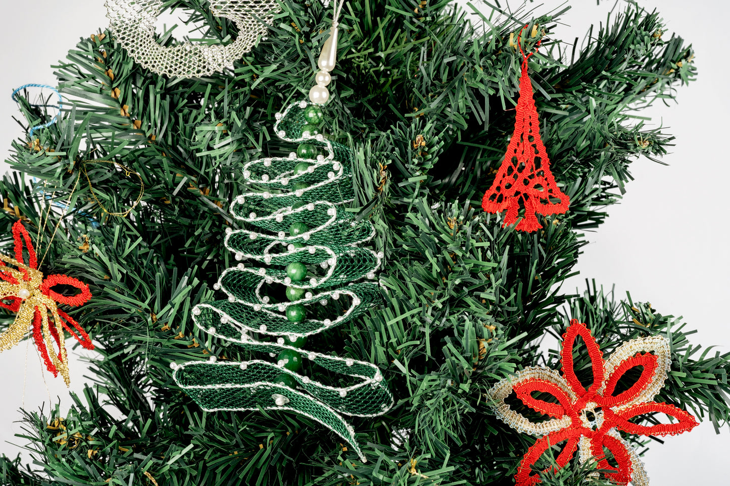 Decorazione alberello di Natale in merletto con perline