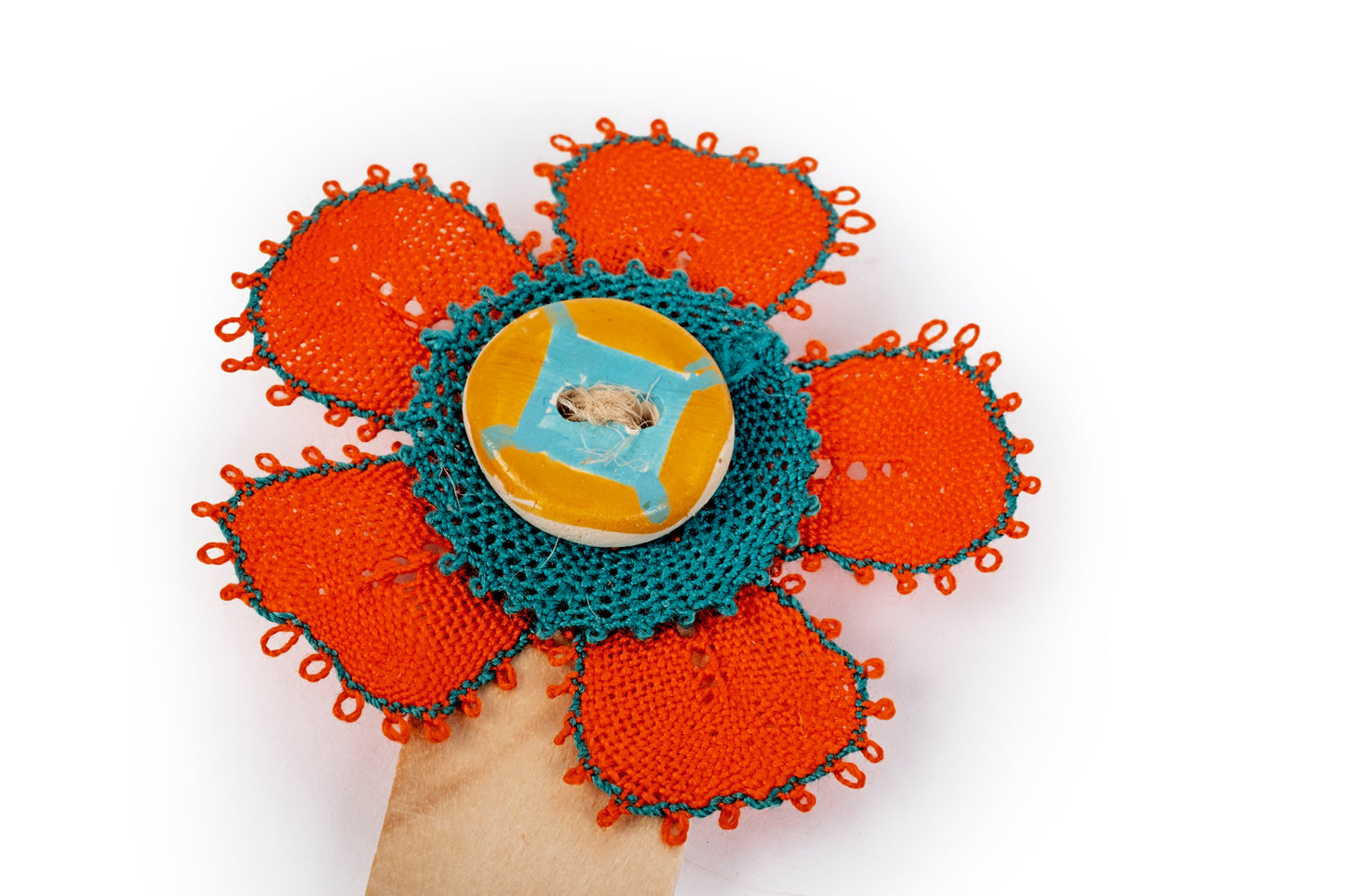 Segnalibro e bomboniera con fiore arancio e bottone in ceramica