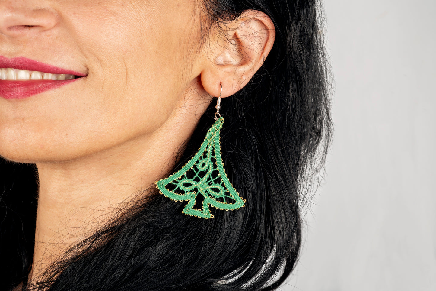 Mono orecchino albero di Natale pendente in merletto a tombolo