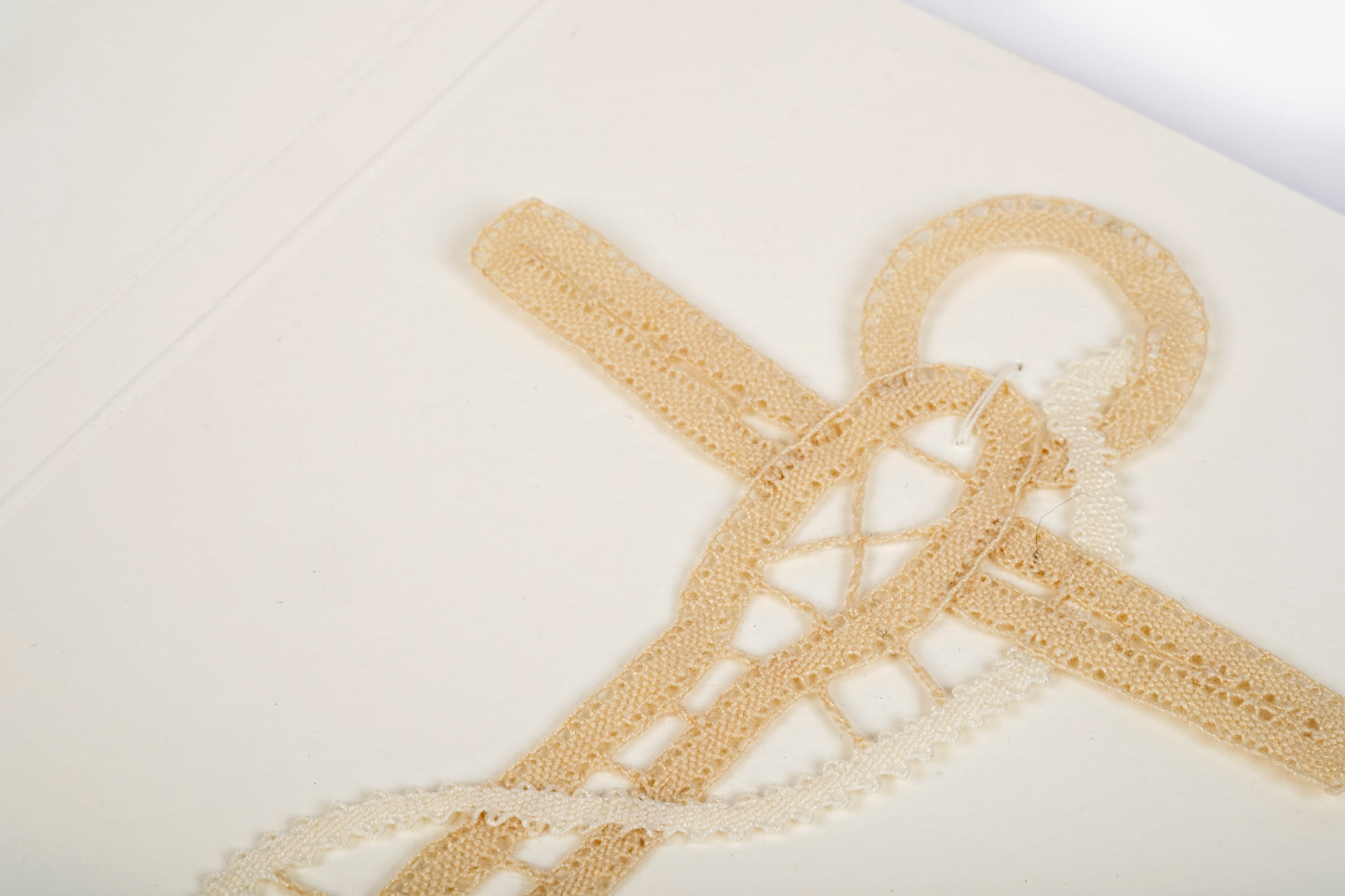 Decorazione a forma di ancora in merletto a tombolo