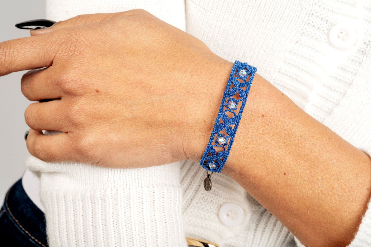 Bracciale in merletto blu metallizzato con cristalli