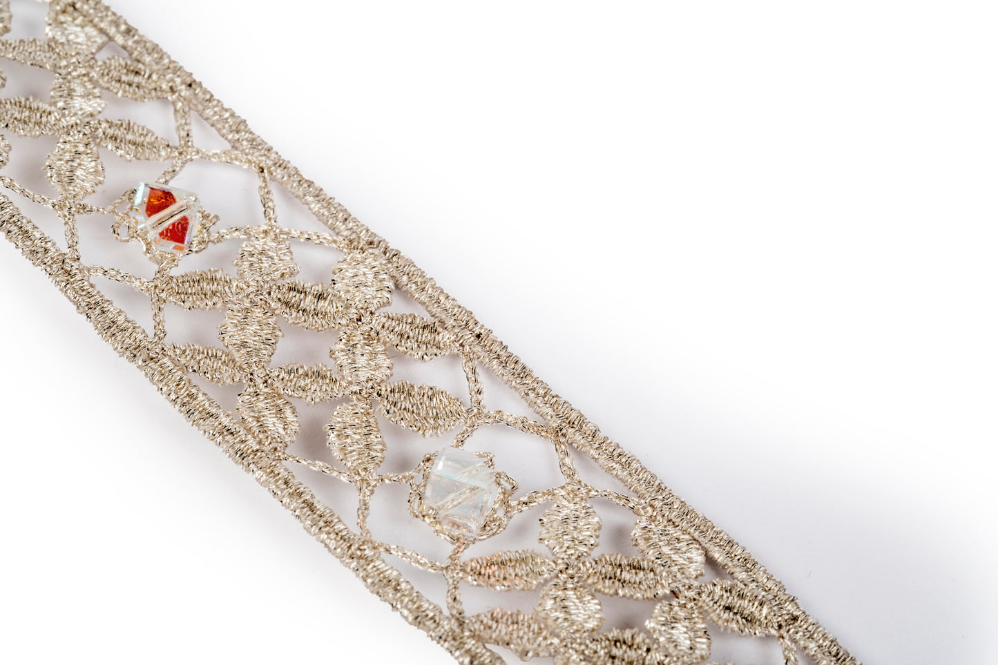 Bracciale in merletto a tombolo fascia color argento