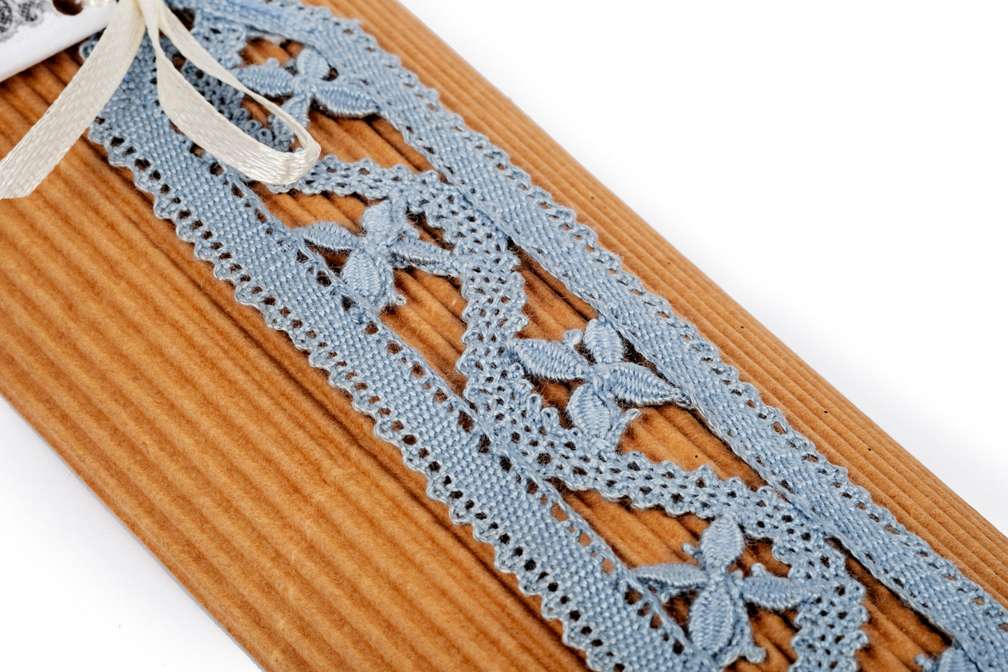 Segnalibro azzurro con foglioline e nappina