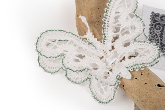 Decorazione farfallina tridimensionale in merletto a tombolo