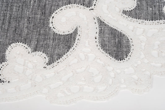 Centro in merletto con stoffa grigio scuro