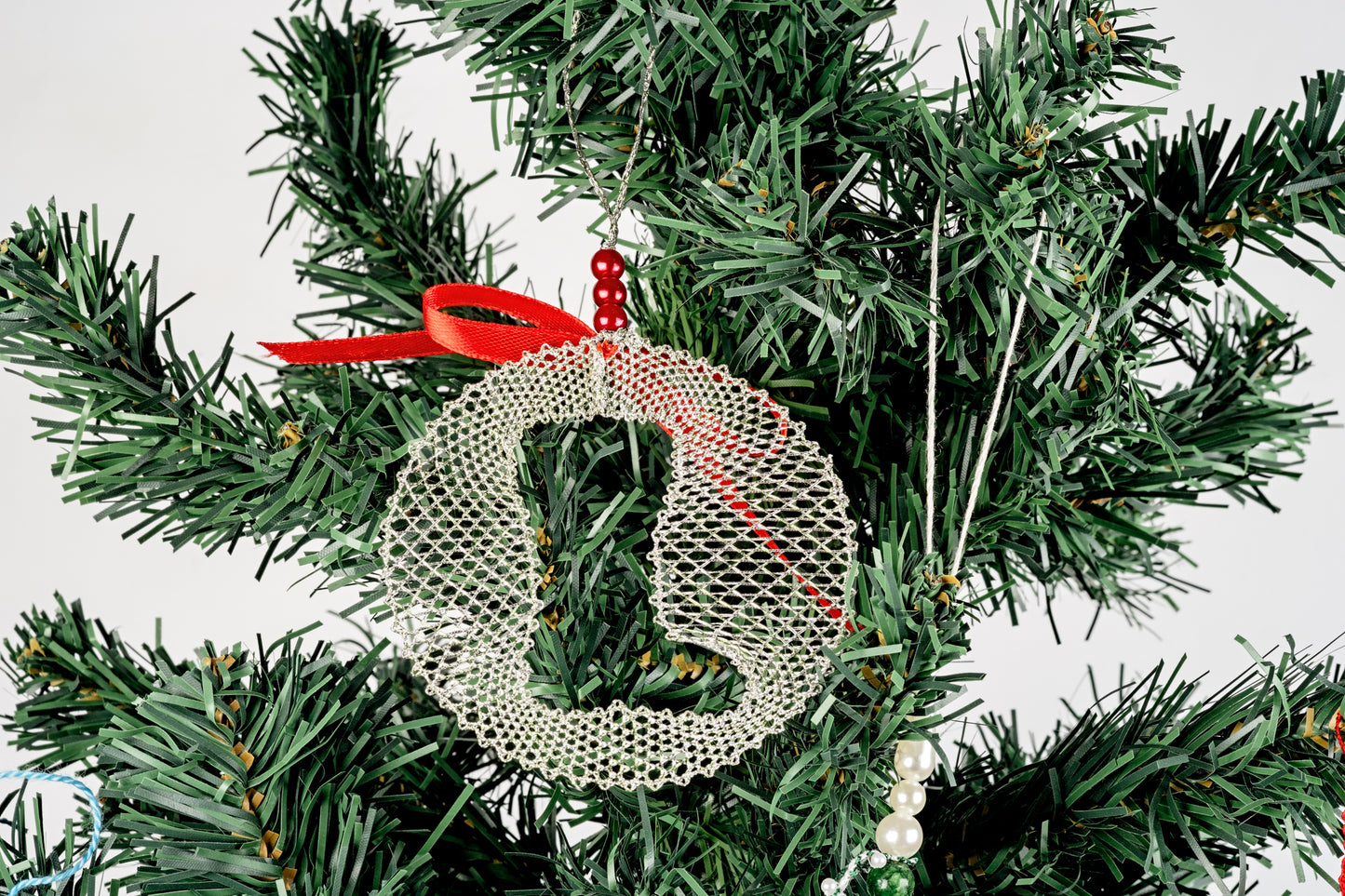 Decorazione pallina in merletto argento per albero di Natale