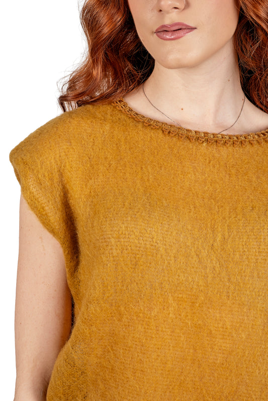 Look Oriental Dream, gonna in seta stampata e gilet cozy-chic in maglia giallo senape