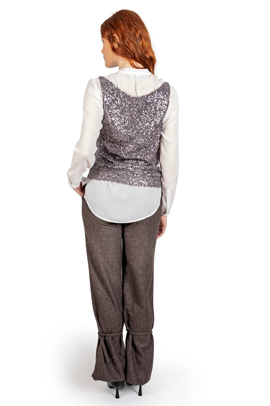 Look City Glow, completo pantalone in lana e canotta in paillettes