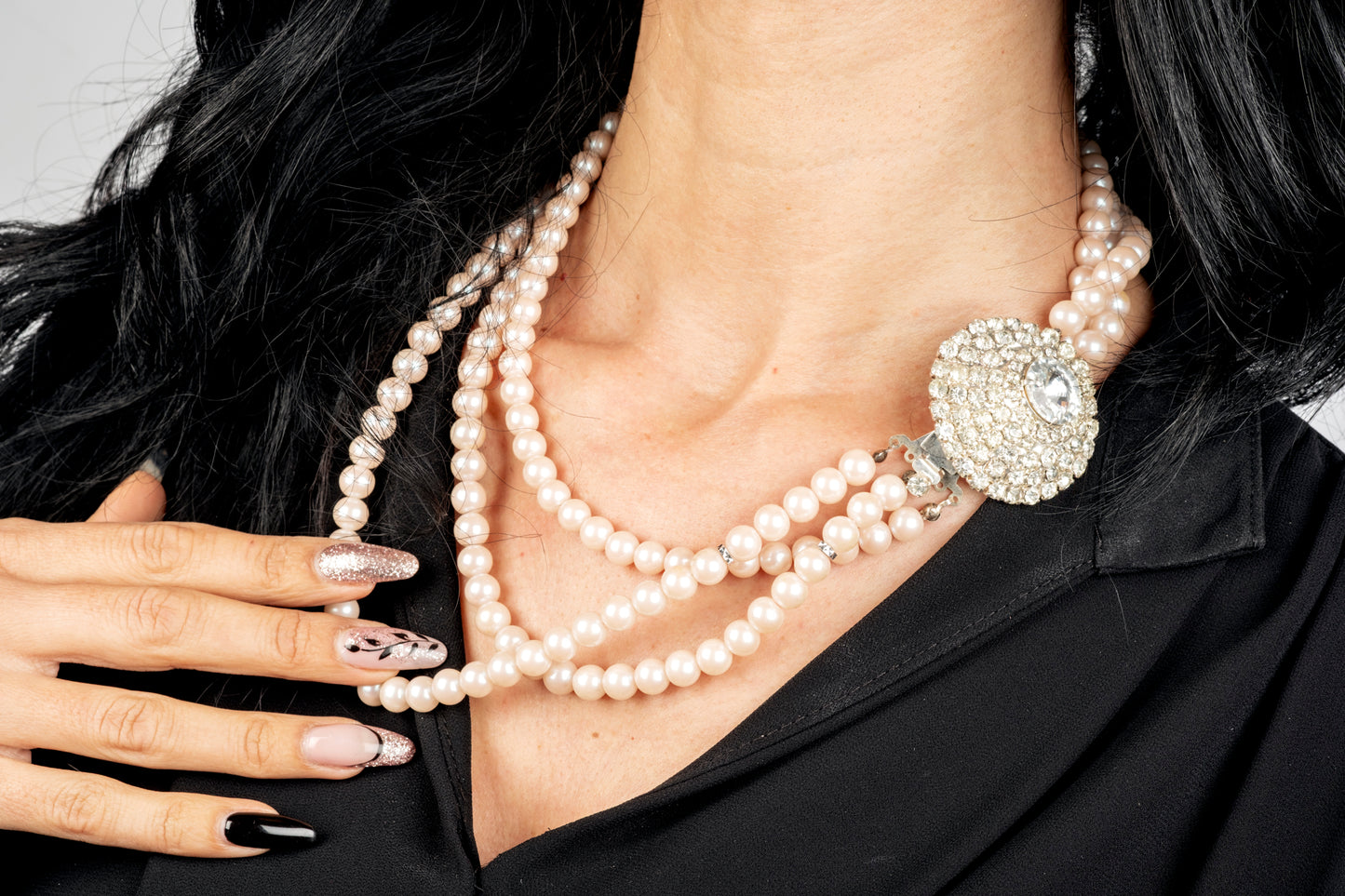 Collana tre fili perline rosa con centrale cristalli