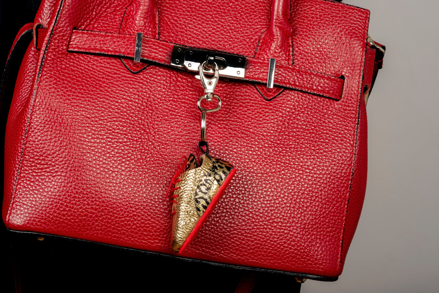 Portachiavi scarpina tennis maculata oro