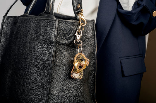 Portachiavi infradito in pelle color oro con cuoricino