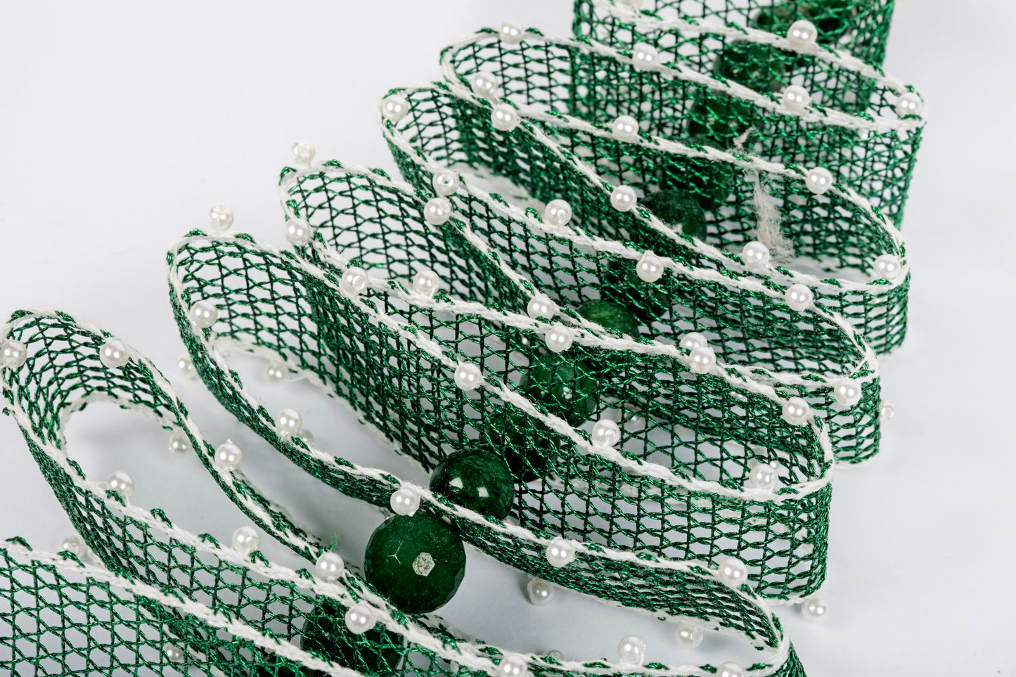 Decorazione alberello di Natale in merletto con perline