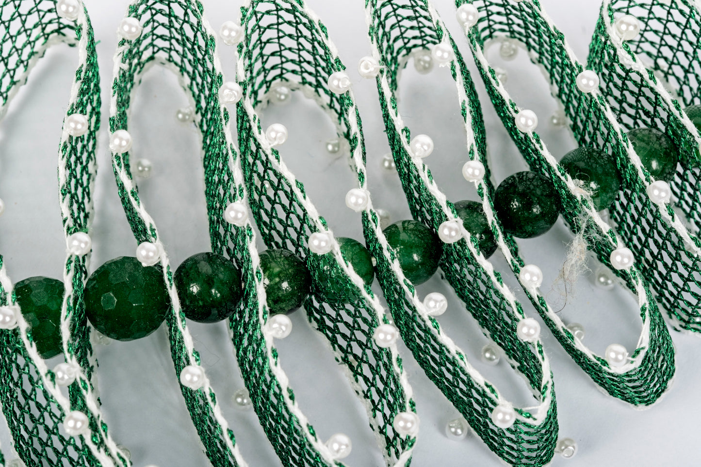 Decorazione alberello di Natale in merletto con perline