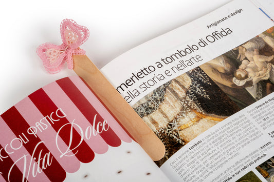 Segnalibro e bomboniera con farfallina rosa in merletto