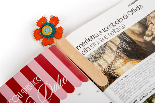 Segnalibro e bomboniera con fiore arancio e bottone in ceramica