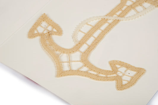 Decorazione a forma di ancora in merletto a tombolo