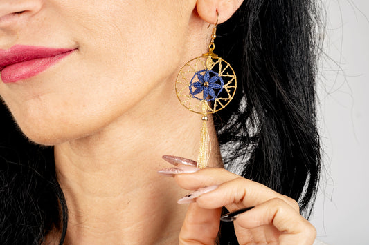 Orecchini pendenti in merletto blu metallizzato