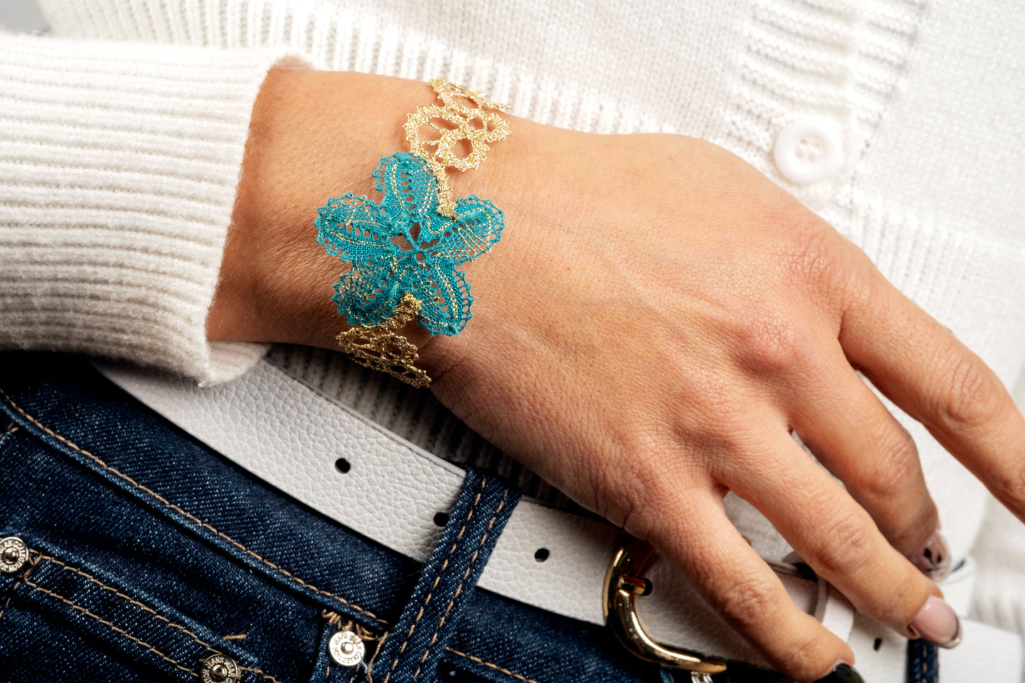 Bracciale in merletto con fiore ottanio