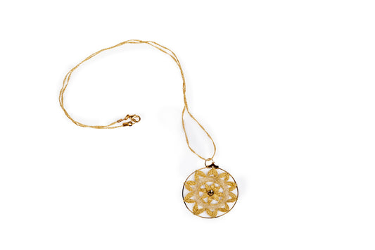 Ciondolo in merletto a tombolo oro metallizzato con punto luce