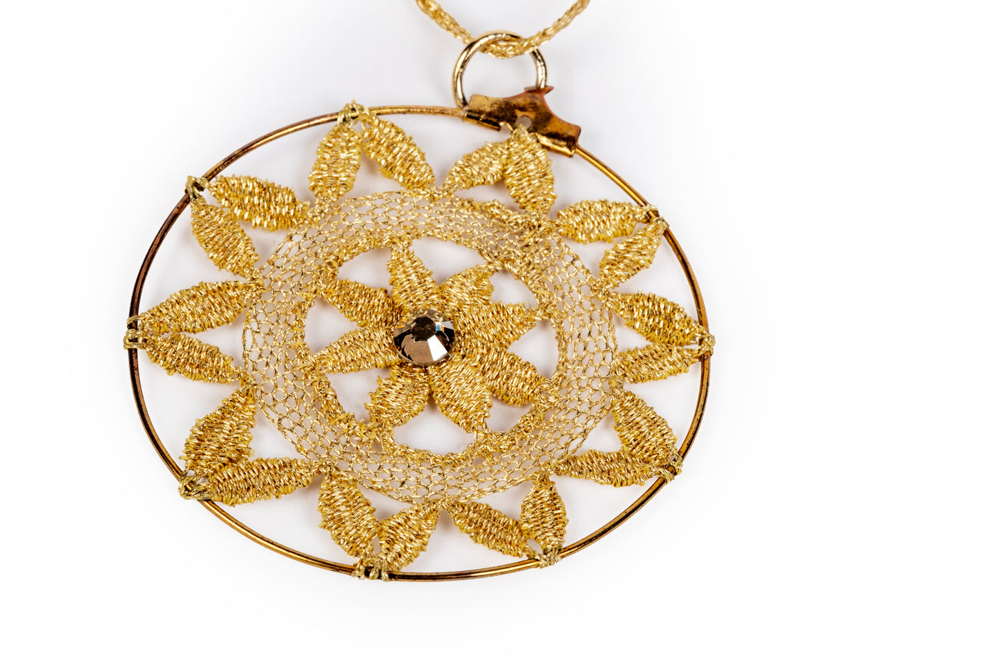 Ciondolo in merletto a tombolo oro metallizzato con punto luce