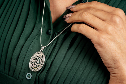 Ciondolo in merletto colore argento metallizzato