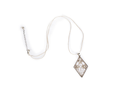 Ciondolo in merletto colore argento metallizzato con perline