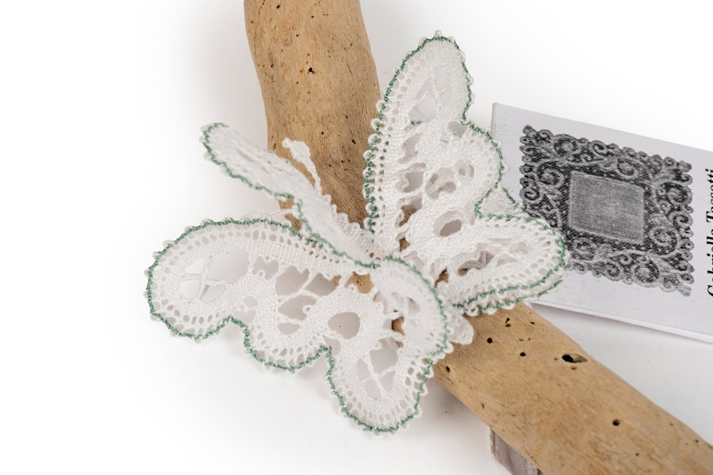 Decorazione farfallina tridimensionale in merletto a tombolo