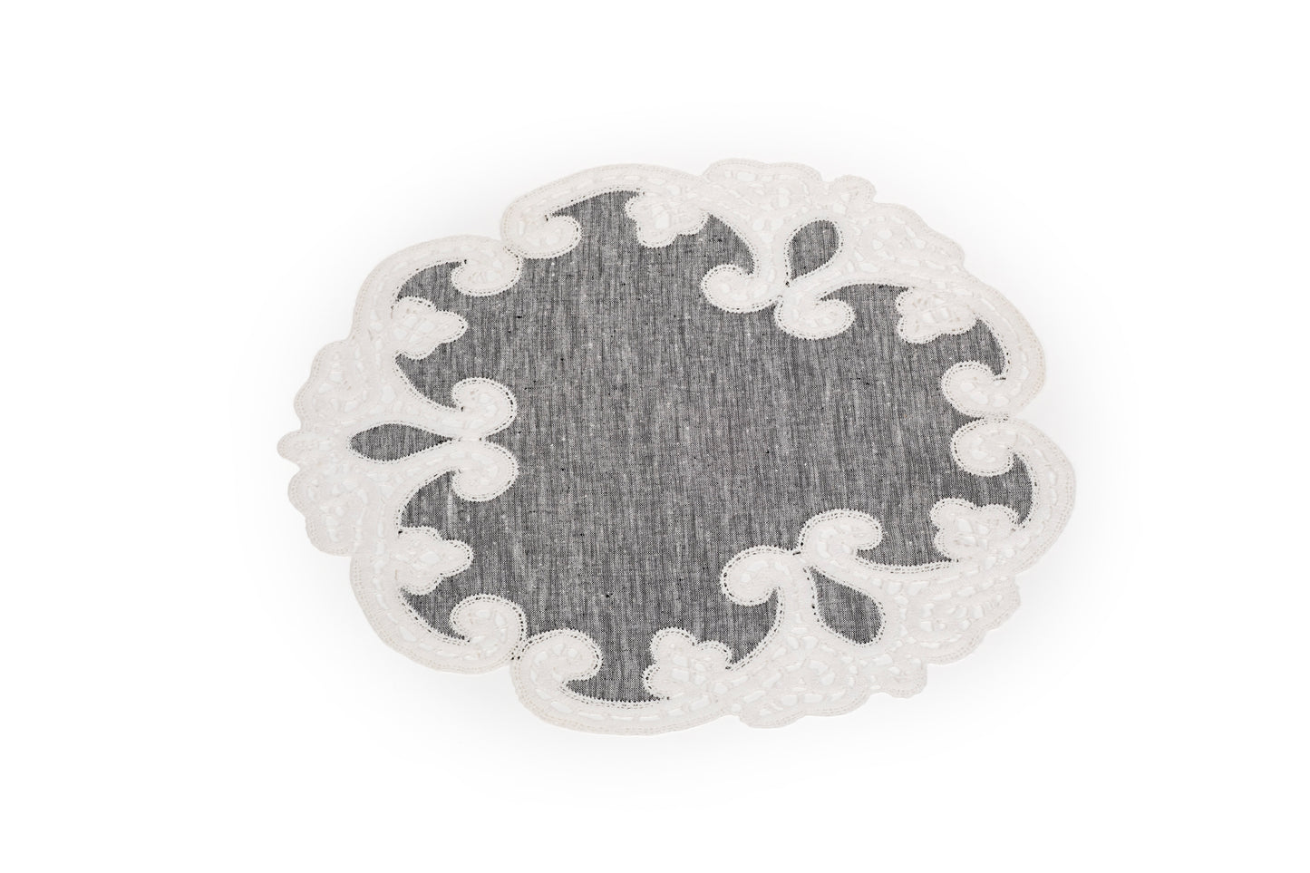 Centro in merletto con stoffa grigio scuro