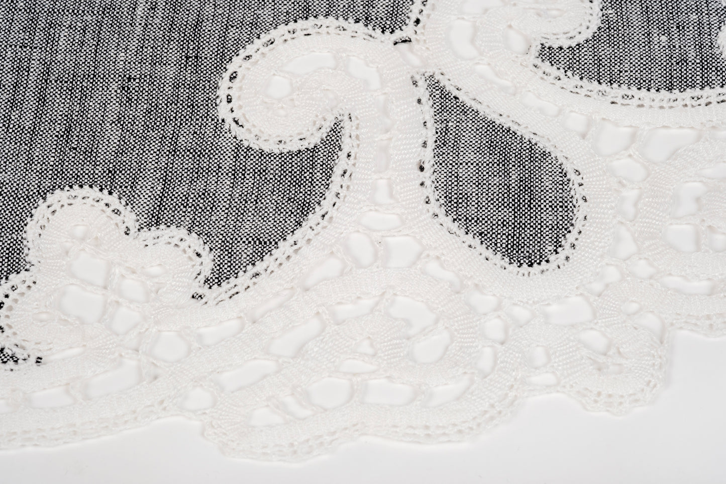 Centro in merletto con stoffa grigio scuro