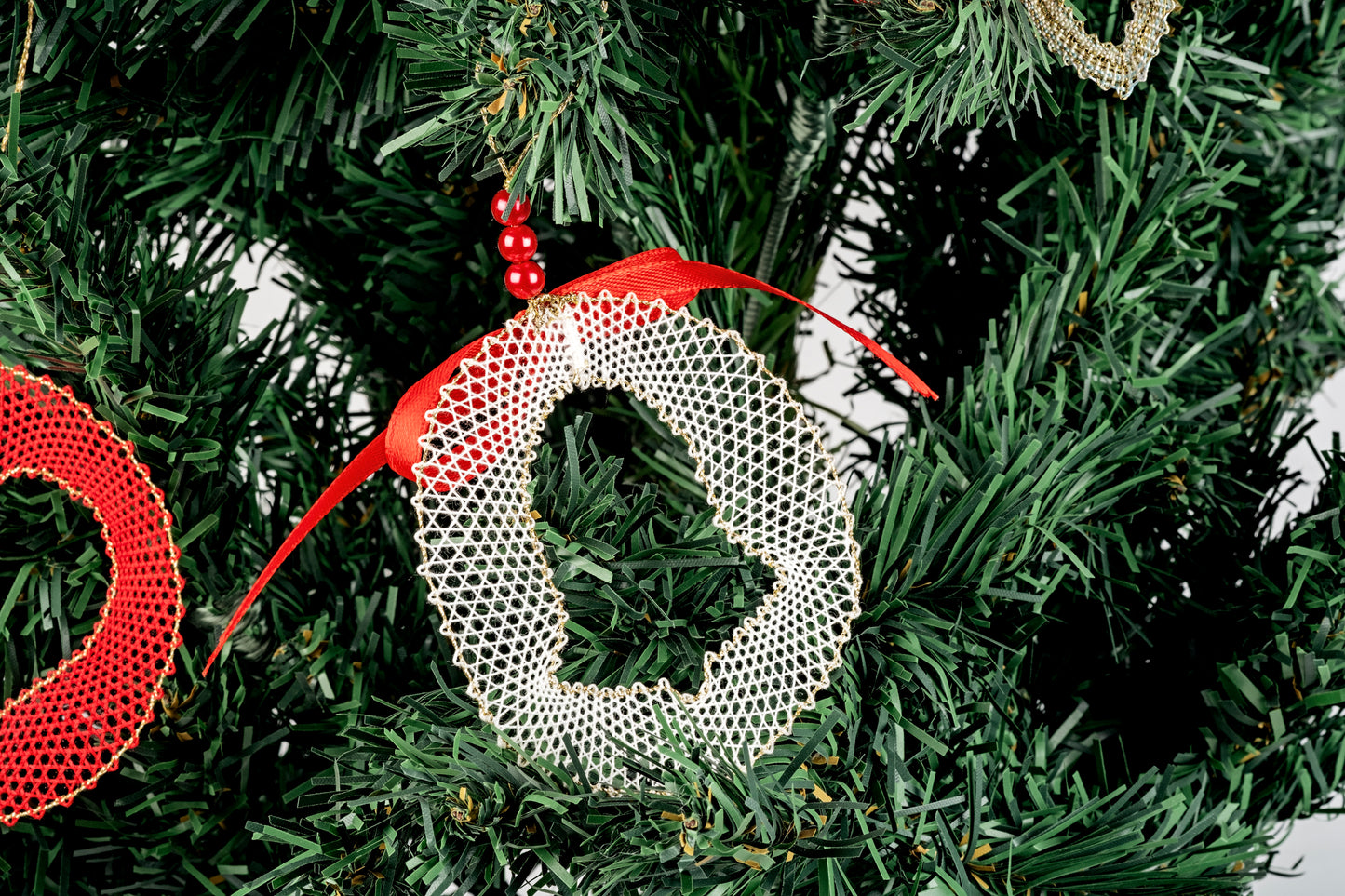 Decorazione pallina in merletto per albero di Natale, bianco e oro