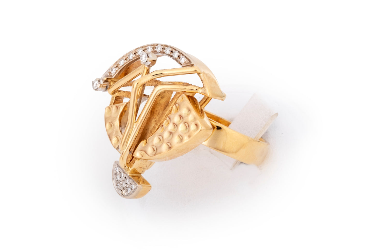 Sculptural ring in yellow gold and diamonds