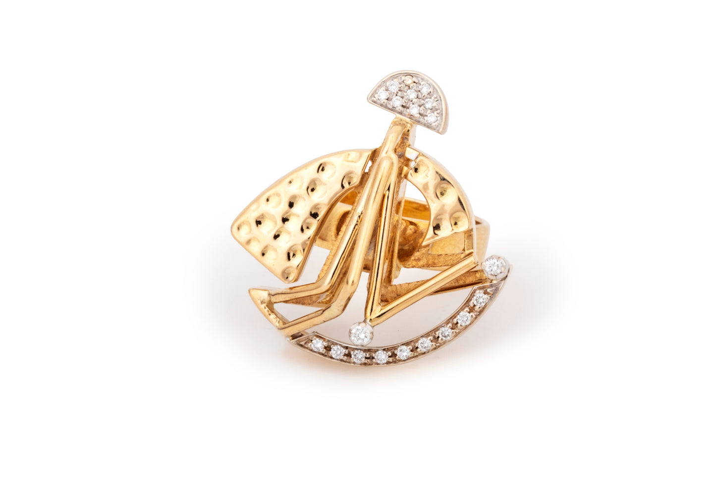 Sculptural ring in yellow gold and diamonds
