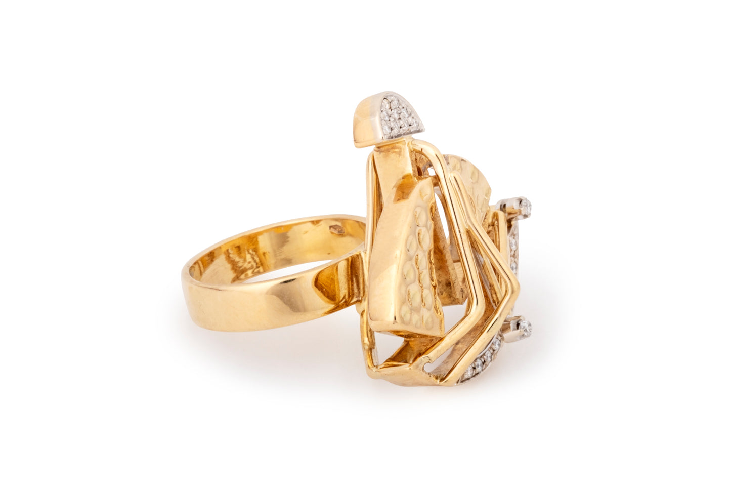 Sculptural ring in yellow gold and diamonds