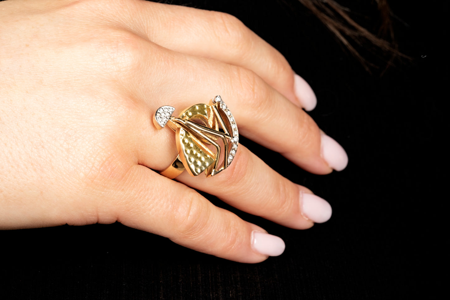 Sculptural ring in yellow gold and diamonds