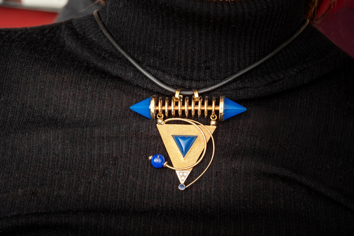 Ciondolo triangolo, diamanti, lapislazzuli e agata blu