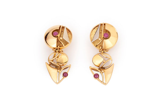 Orecchini pendenti in oro giallo con rubini cabochon