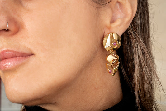 Orecchini pendenti in oro giallo con rubini cabochon