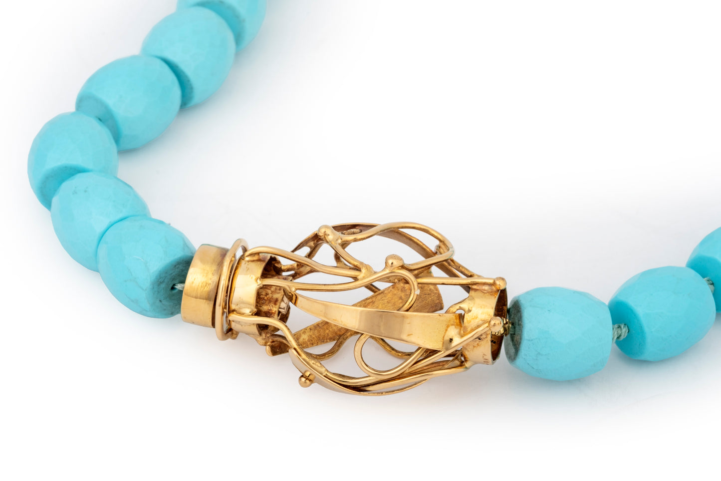 Collana in pasta di turchese con chiusura scultura in oro giallo