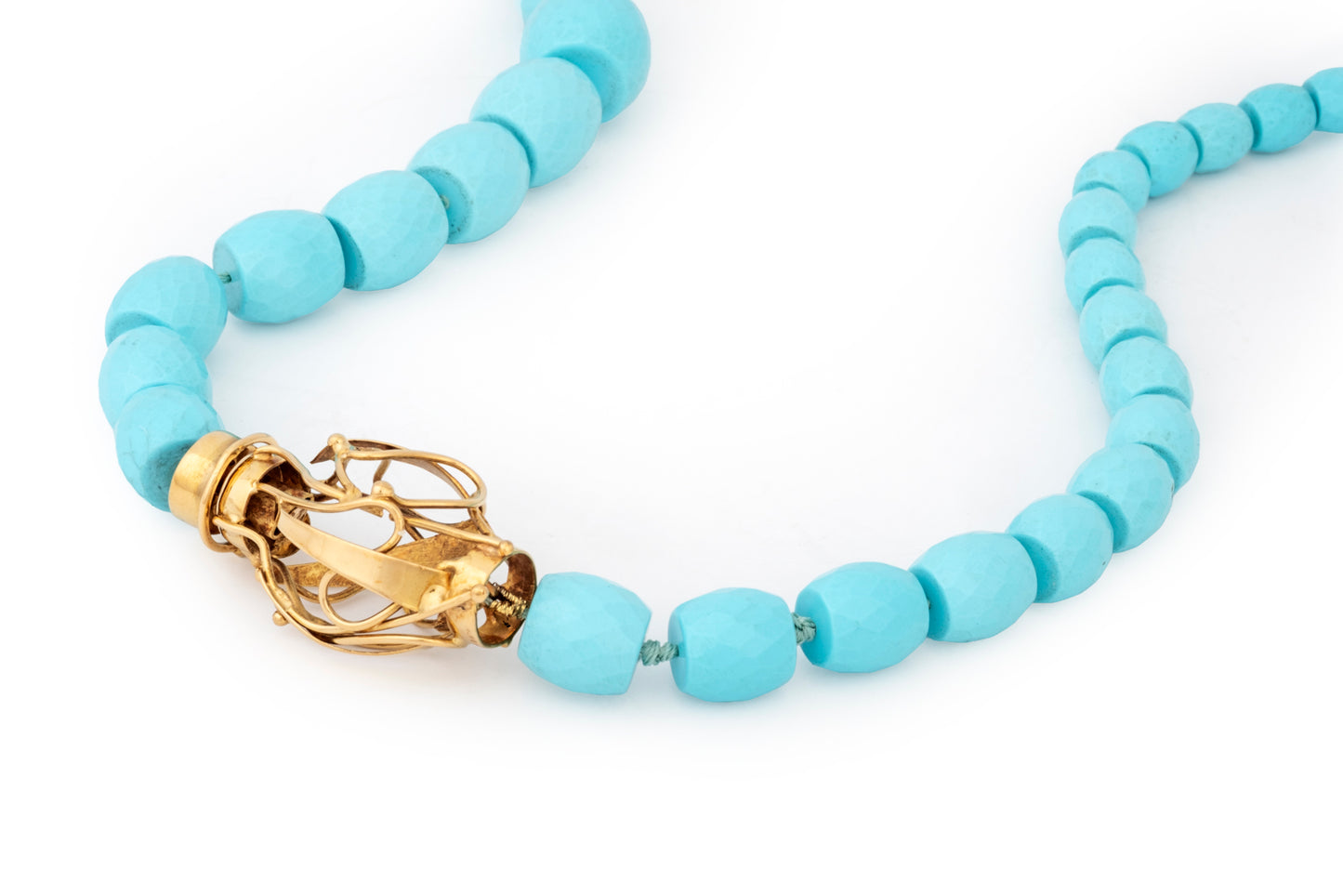 Collana in pasta di turchese con chiusura scultura in oro giallo