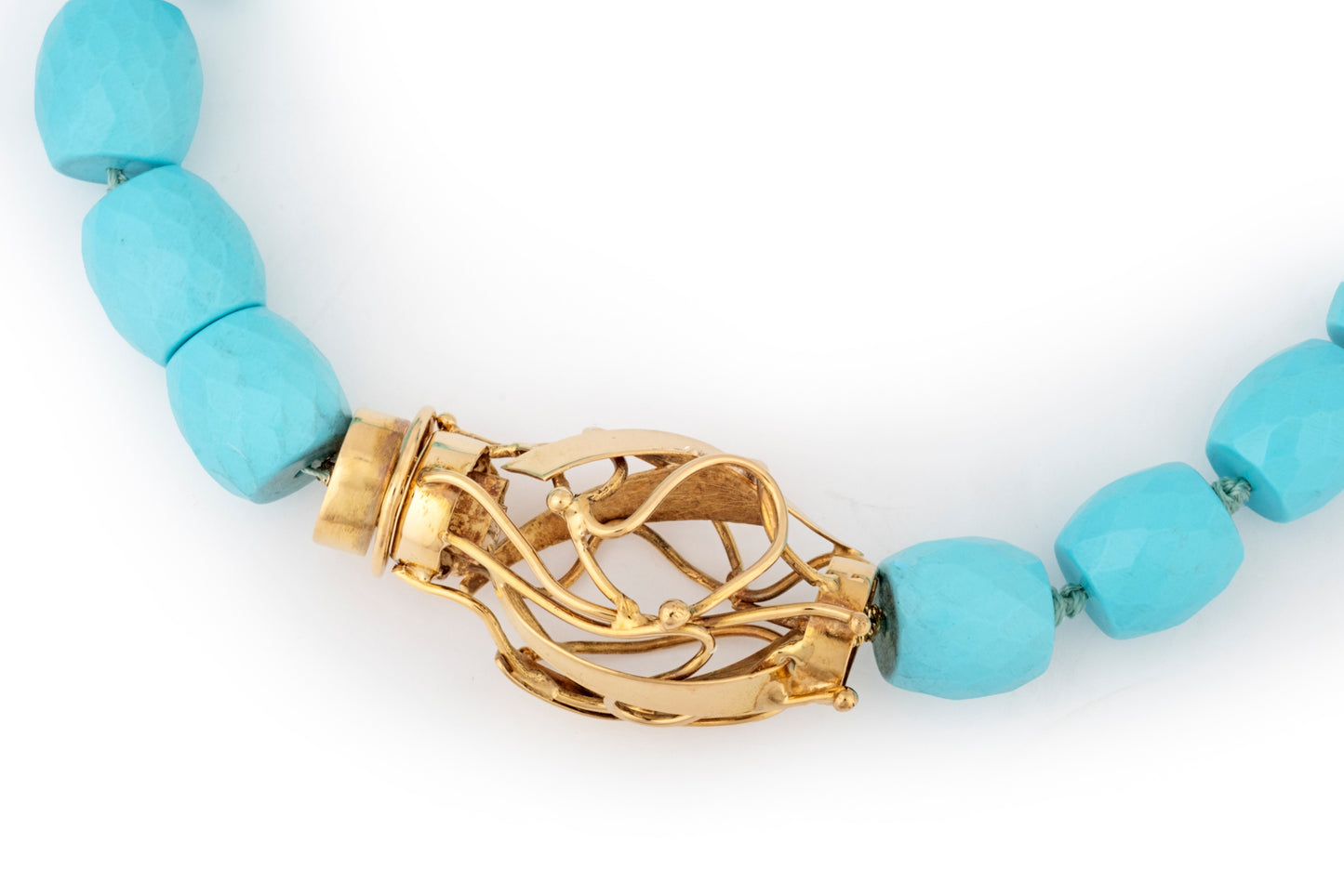 Collana in pasta di turchese con chiusura scultura in oro giallo