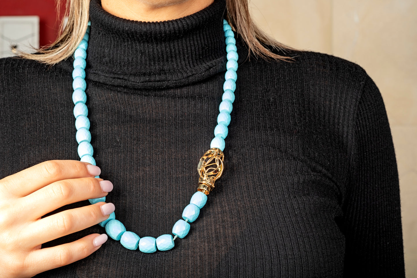 Collana in pasta di turchese con chiusura scultura in oro giallo