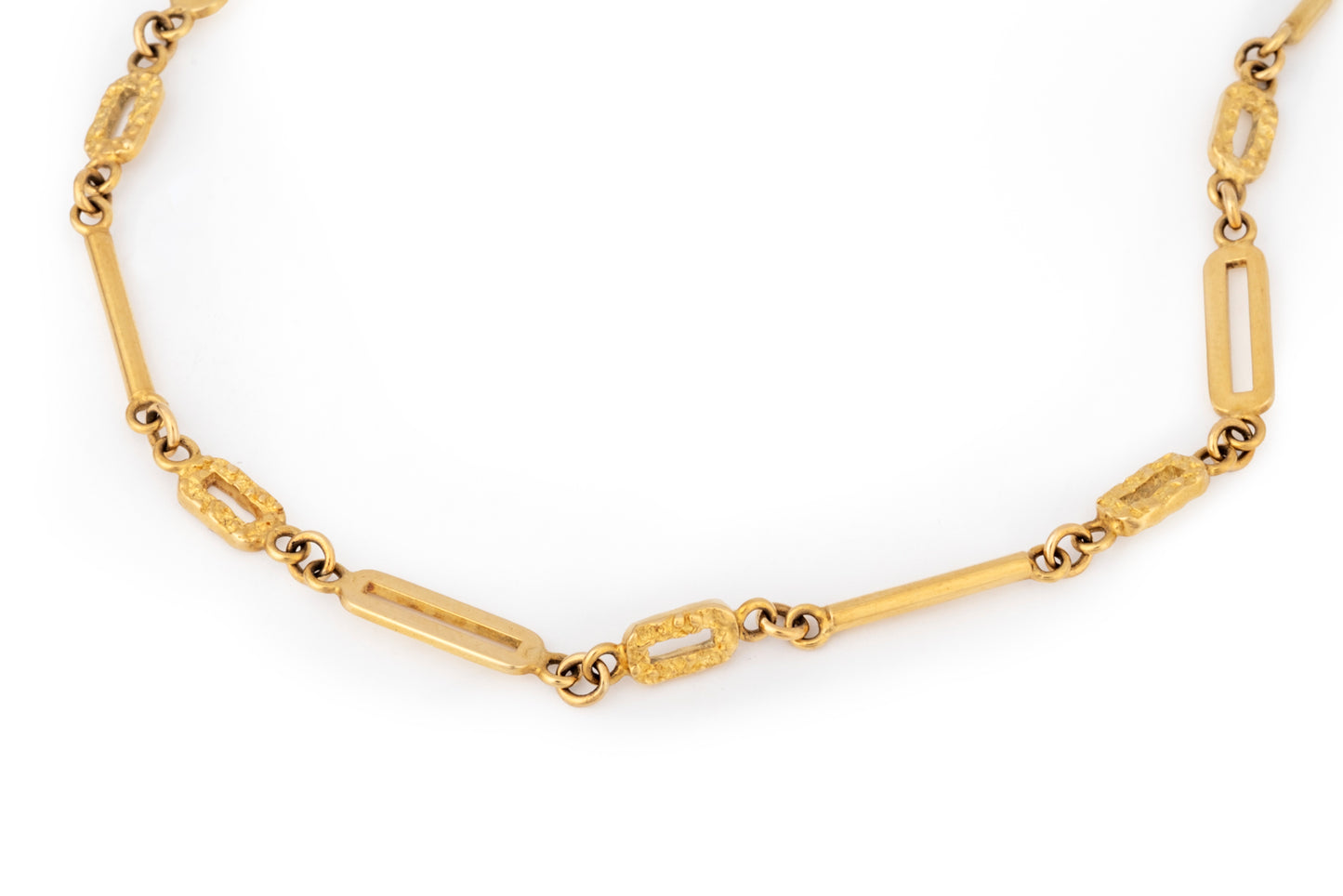 Gold chain with geometric elements