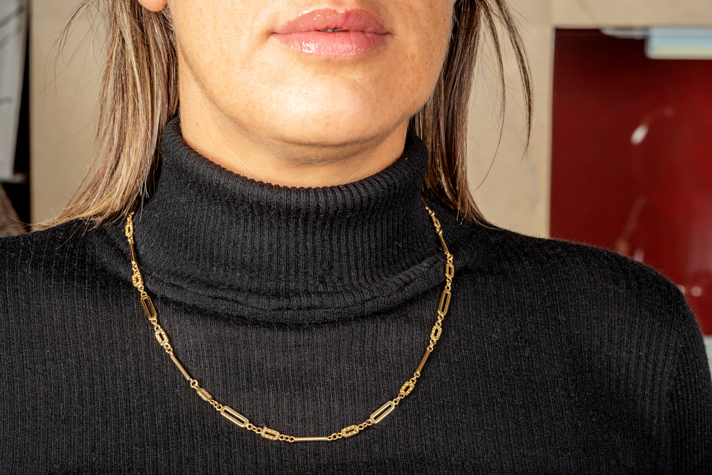 Gold chain with geometric elements