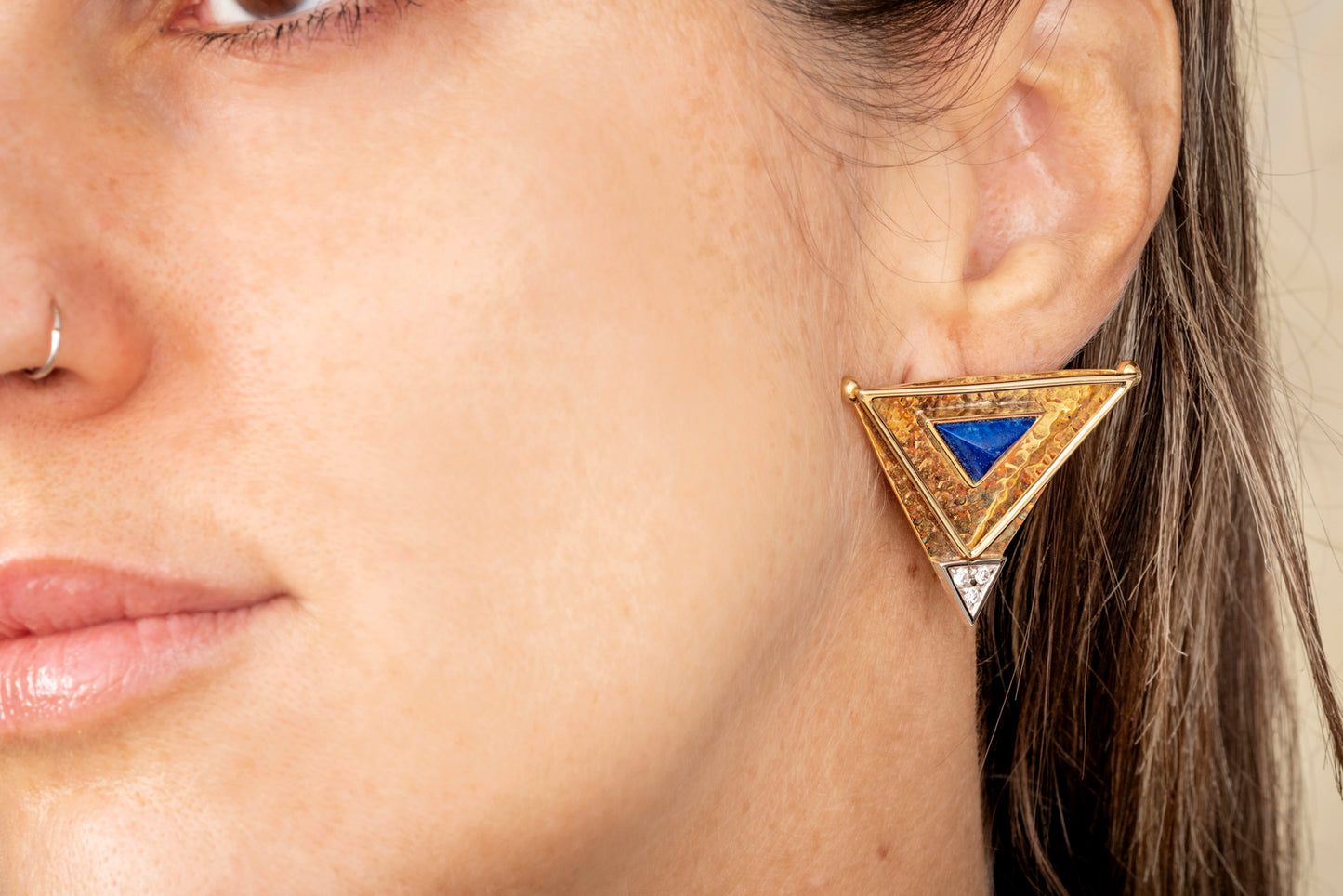 Triangle earrings with diamonds and lapis lazuli